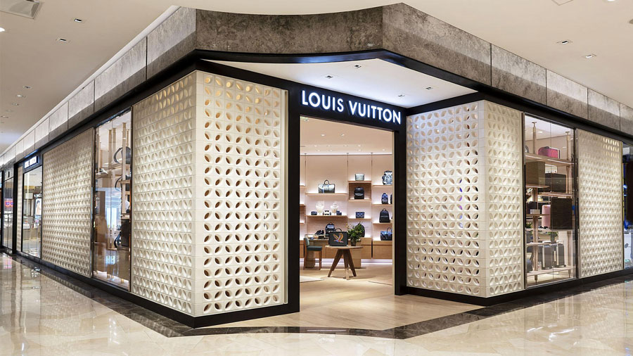 Rosalía no lleva una mala copia barata de mercadillo de Louis Vuitton  (aunque lo parezca)